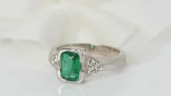 Bague en or blanc, émeraude et diamants