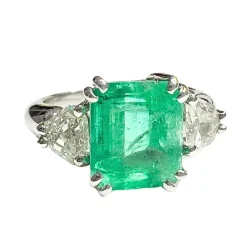 Bague en or blanc, émeraude et diamants du XXe siècle avec certificat de laboratoire