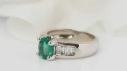 Bague en or blanc, émeraude et diamants baguettes