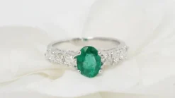 Bague en or blanc, émeraude et diamants