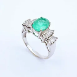 Bague en or blanc, émeraude et diamants