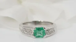 Bague en or blanc, émeraude et diamants