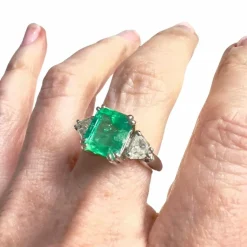 Bague en or blanc, émeraude et diamants du XXe siècle avec certificat de laboratoire