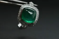 Bague en or blanc, émeraude et diamant
