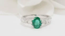 Bague en or blanc, émeraude et diamants