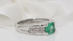 Bague en or blanc, émeraude et diamants