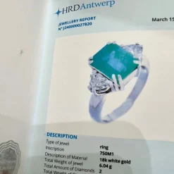 Bague en or blanc, émeraude et diamants du XXe siècle avec certificat de laboratoire