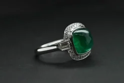 Bague en or blanc, émeraude et diamant