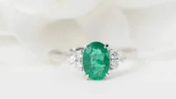 Bague en or blanc, émeraude ovale et diamants