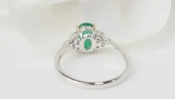 Bague en or blanc, émeraude ovale et diamants