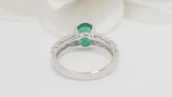 Bague en or blanc, émeraude et diamants