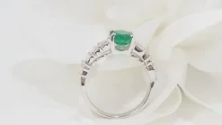 Bague en or blanc, émeraude et diamants