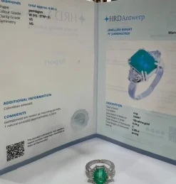 Bague en or blanc, émeraude et diamants du XXe siècle avec certificat de laboratoire