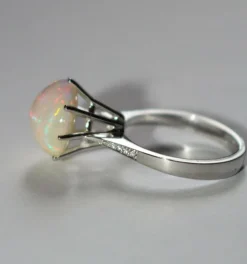 Bague en or blanc Opale et diamants