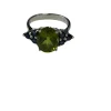 Bague en or blanc ornée d'un péridot