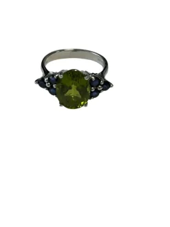 Bague en or blanc ornée d'un péridot