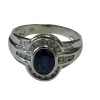 Bague en or blanc ornée d'un saphir