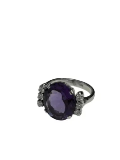 Bague en or blanc ornée d'une importante Améthyste