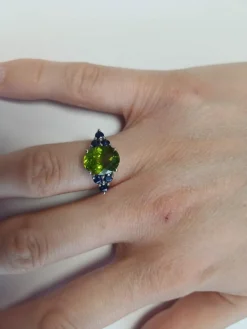 Bague en or blanc ornée d'un péridot
