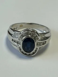 Bague en or blanc ornée d'un saphir