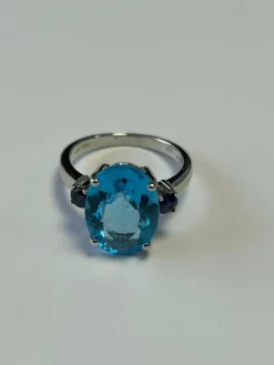 Bague en or blanc ornée d'une Topaze