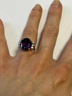 Bague en or blanc ornée d'une importante Améthyste