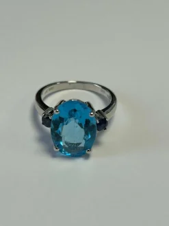 Bague en or blanc ornée d'une Topaze