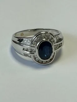 Bague en or blanc ornée d'un saphir