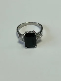 Bague en or blanc ornée d'un saphir épaulé de diamants