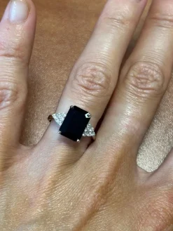 Bague en or blanc ornée d'un saphir épaulé de diamants