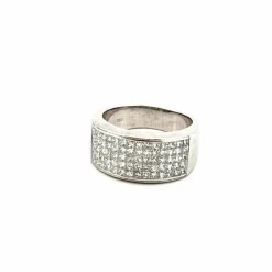 Bague en or blanc pavage de diamants princesses