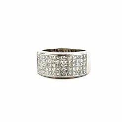 Bague en or blanc pavage de diamants princesses
