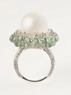Bague en or blanc, perle, diamants, et tourmalines vertes