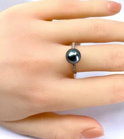 Bague en or blanc, perle de Tahiti et diamants