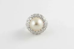 Bague en or blanc, perle de culture à noyau eau de mer et diamants