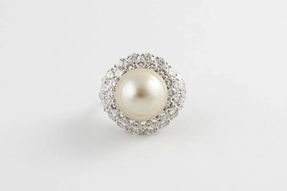Bague en or blanc, perle de culture à noyau eau de mer et diamants