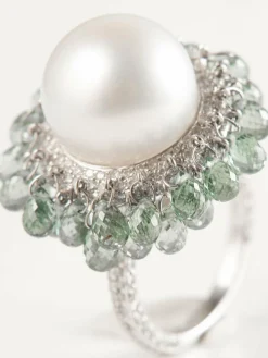 Bague en or blanc, perle, diamants, et tourmalines vertes