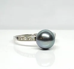 Bague en or blanc, perle de Tahiti et diamants
