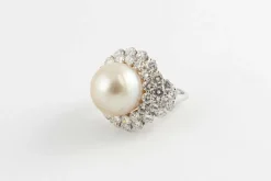 Bague en or blanc, perle de culture à noyau eau de mer et diamants