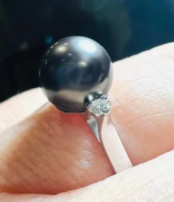 Bague en or blanc, perle de culture grise entourée de 2 diamants
