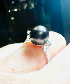 Bague en or blanc, perle de culture grise entourée de 2 diamants