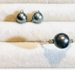 Bague en or blanc, perle de culture grise entourée de 2 diamants