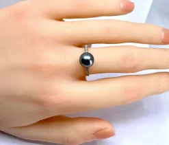 Bague en or blanc, perle de Tahiti et diamants