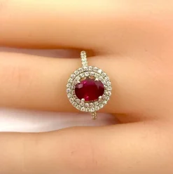 Bague en or blanc, rubis 1,28 Birman et diamants
