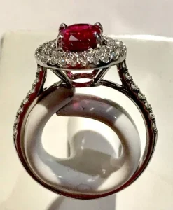 Bague en or blanc, rubis 1,28 Birman et diamants