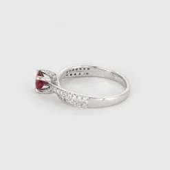 Bague en or blanc, rubis et diamants
