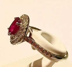 Bague en or blanc, rubis 1,28 Birman et diamants