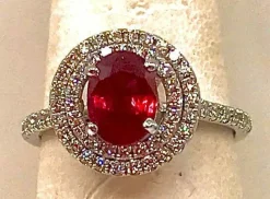 Bague en or blanc, rubis 1,28 Birman et diamants