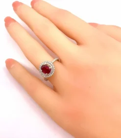 Bague en or blanc, rubis 1,28 Birman et diamants