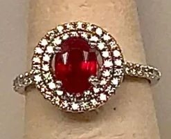 Bague en or blanc, rubis 1,28 Birman et diamants